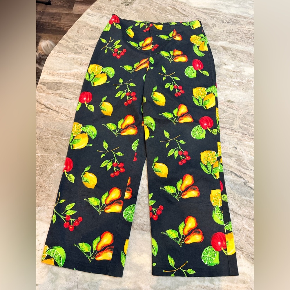 David Paul New York Fruit Print Cropped Pants Size 8 Novelty Black